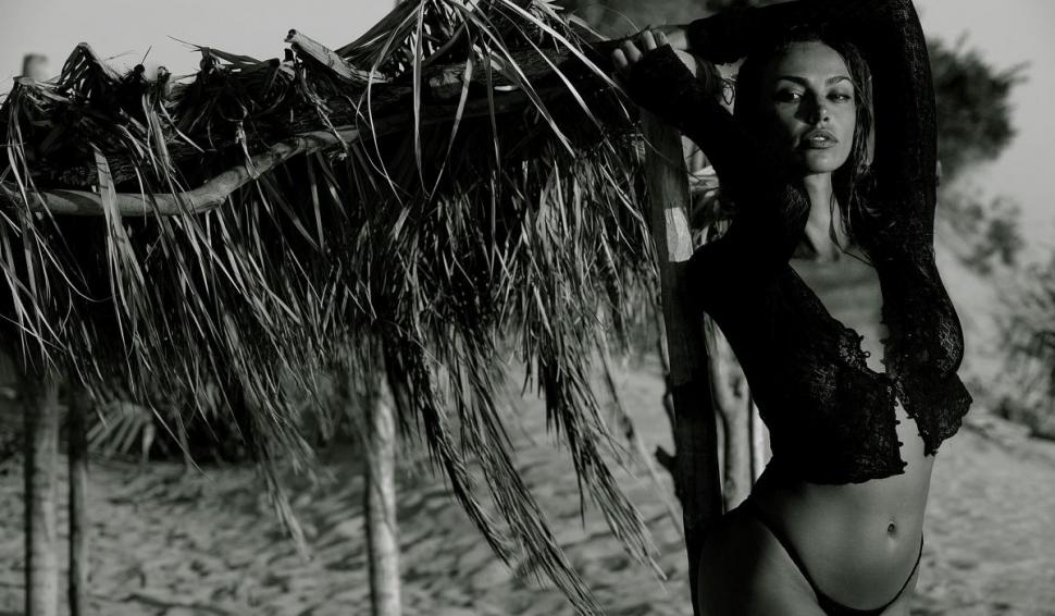 Ştii cine e fetiţa din imagine? Azi a ajuns cea mai frumoasă româncă după care întorc capul mulţi străini 794428