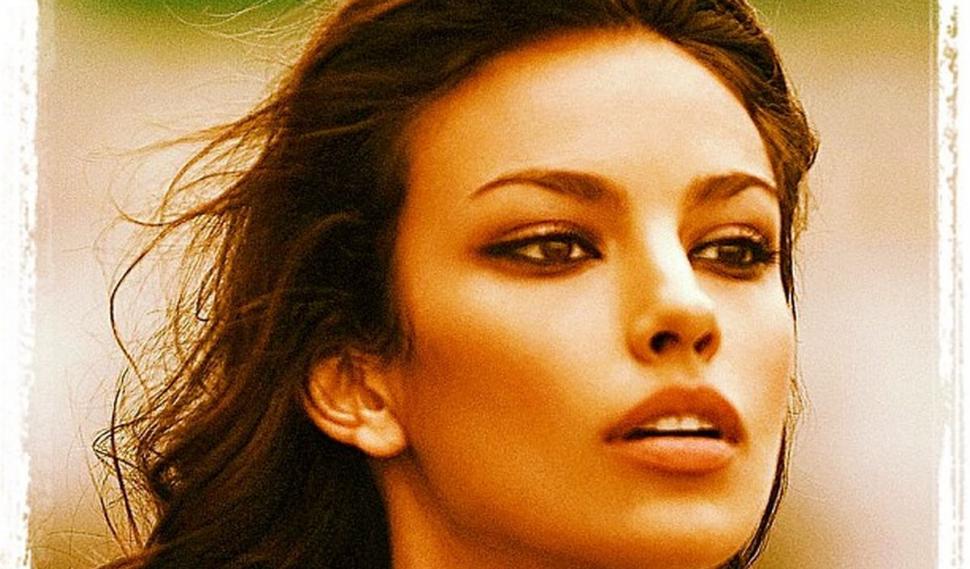 Ştii cine e fetiţa din imagine? Azi a ajuns cea mai frumoasă româncă după care întorc capul mulţi străini 794429