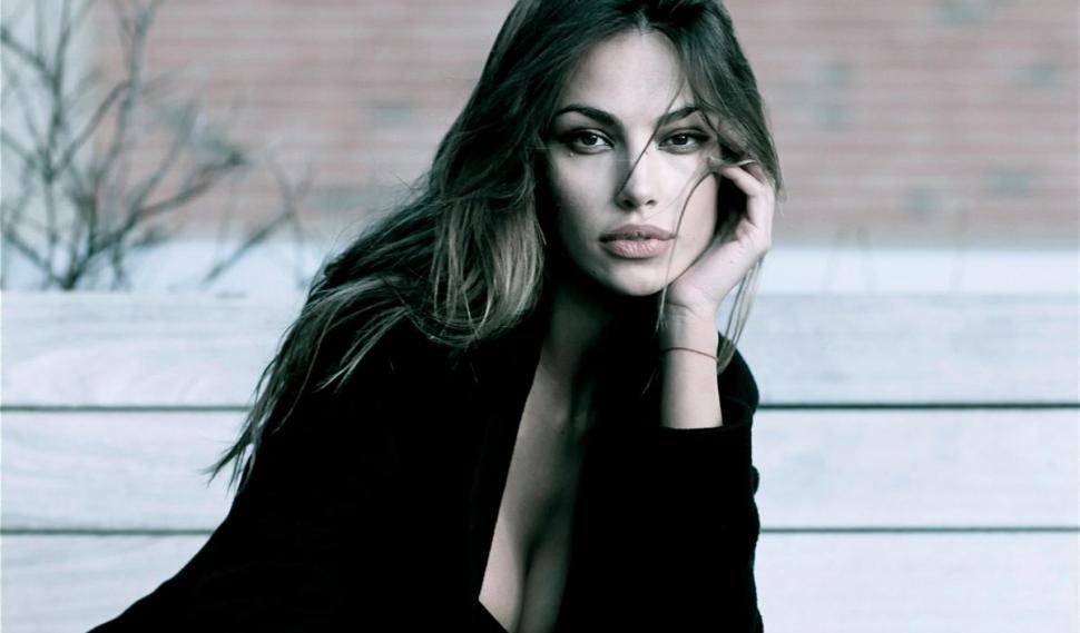 Ştii cine e fetiţa din imagine? Azi a ajuns cea mai frumoasă româncă după care întorc capul mulţi străini 794431