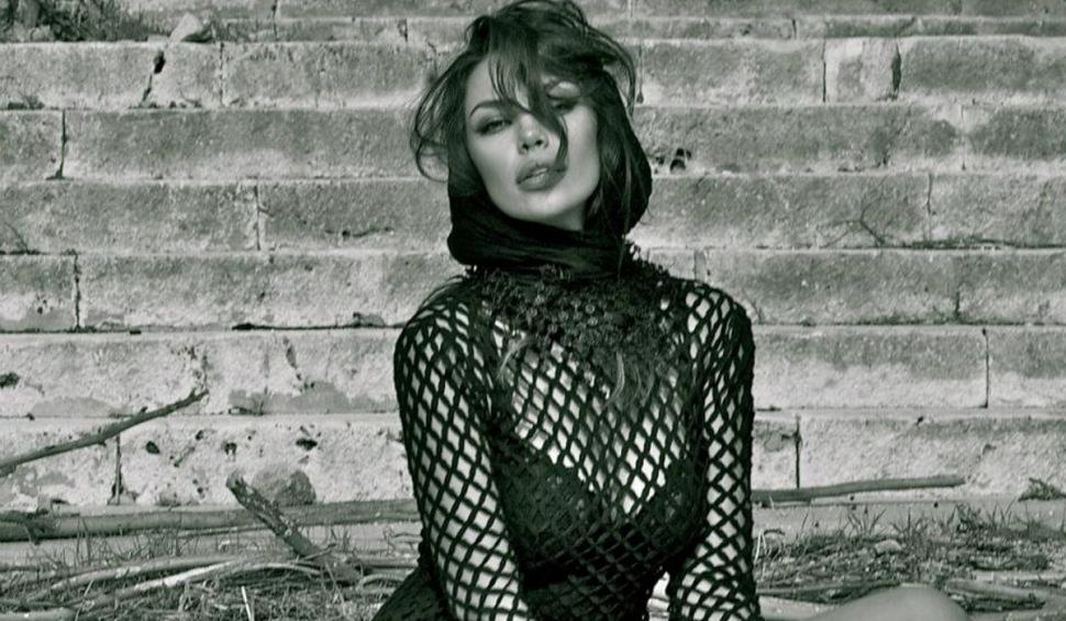 Ştii cine e fetiţa din imagine? Azi a ajuns cea mai frumoasă româncă după care întorc capul mulţi străini 794434