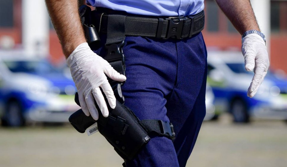 Un polițist din Cluj, care le explica elevilor cum să se comporte la ore, a lovit un copil