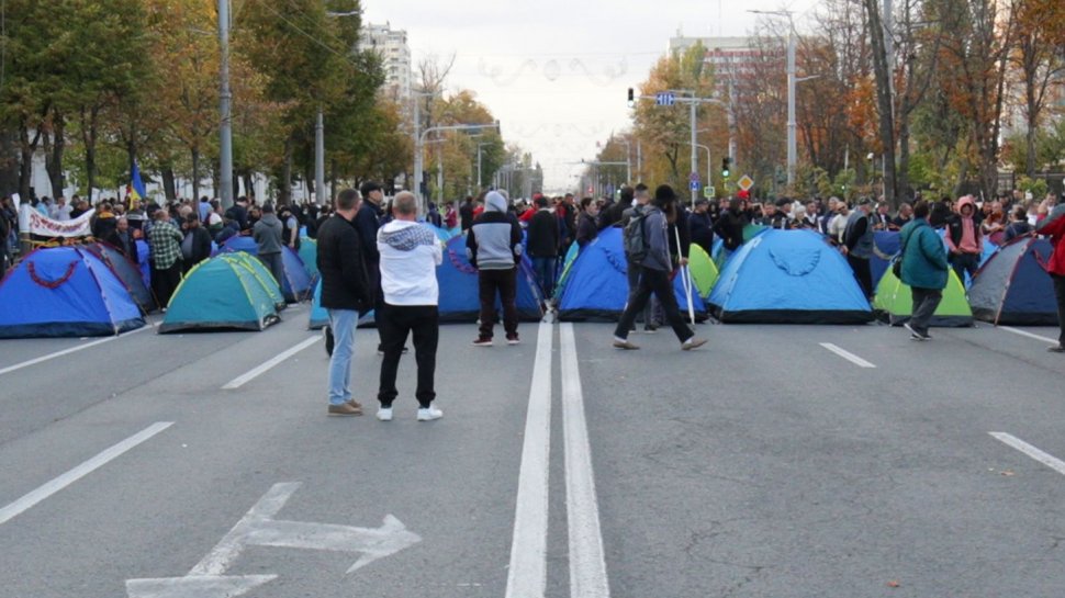 Bătaie între protestatari şi poliţie pe străzile din Chişinău. E revoltă după ce s-au interzis protestele mai lungi de 4 ore