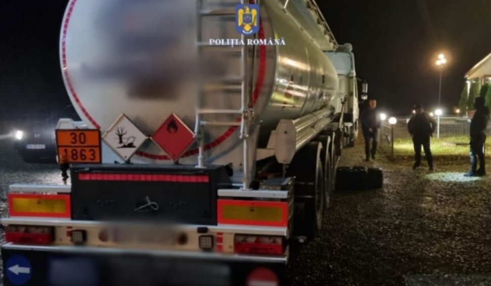 Un şofer român de TIR a fost încătuşat pe loc, după ce poliţiştii l-au prins în flagrant când "scurgea" combustibil de avioane din cisternă