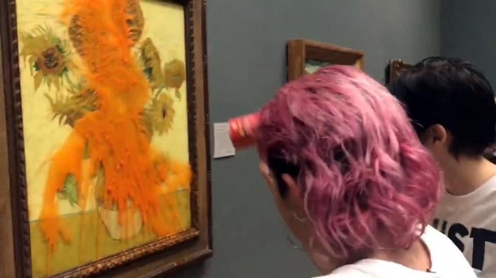 Tablou de Van Gogh, împroşcat cu supă de roşii de două activiste de mediu  794908