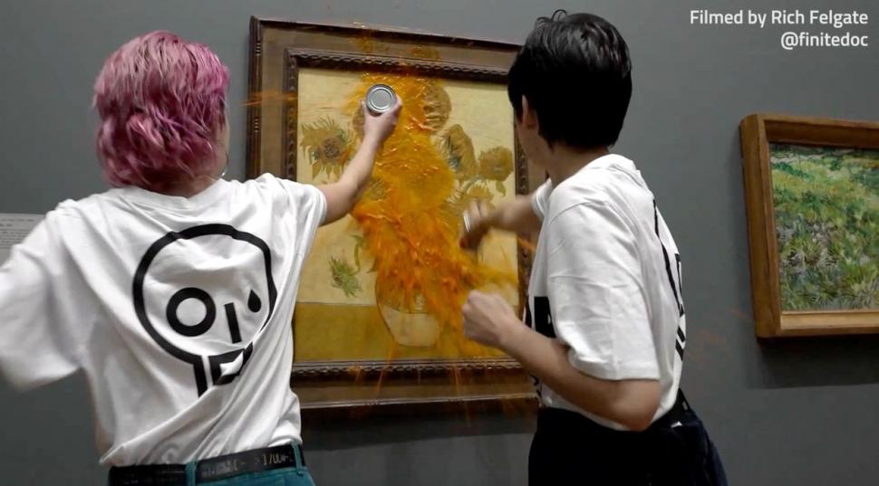 Tablou de Van Gogh, împroşcat cu supă de roşii de două activiste de mediu  794910