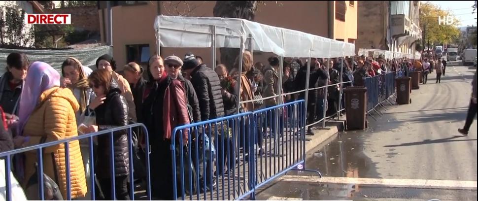 Cifre record la pelerinaj la Sfânta Parascheva. Mii de credincioşi stau încă la coadă: "Credința nu o pierdem" 795027