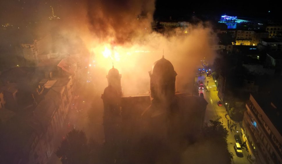 Acoperişul Arhiepiscopiei Tomisului s-a prăbuşit din cauza incendiului | Imagini din dronă cu flăcările devastatoare