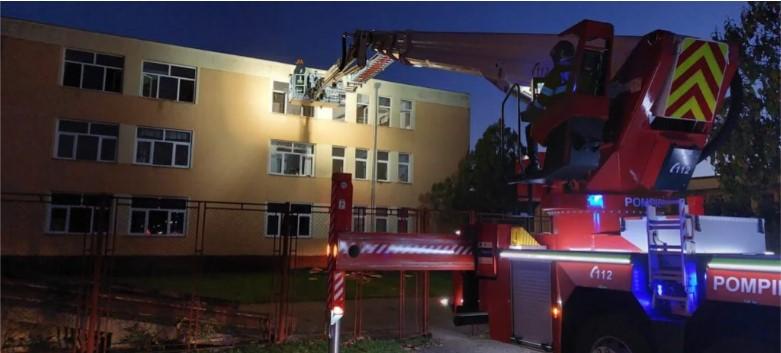 Incendiu în căminul unui liceu din Brașov. 13 elevi au fost evacuaţi 795145