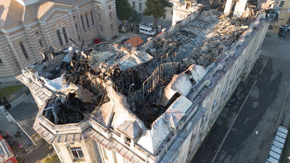 Pagube uriaşe după incendiul devastator de la Arhiepiscopia Tomisului 795077