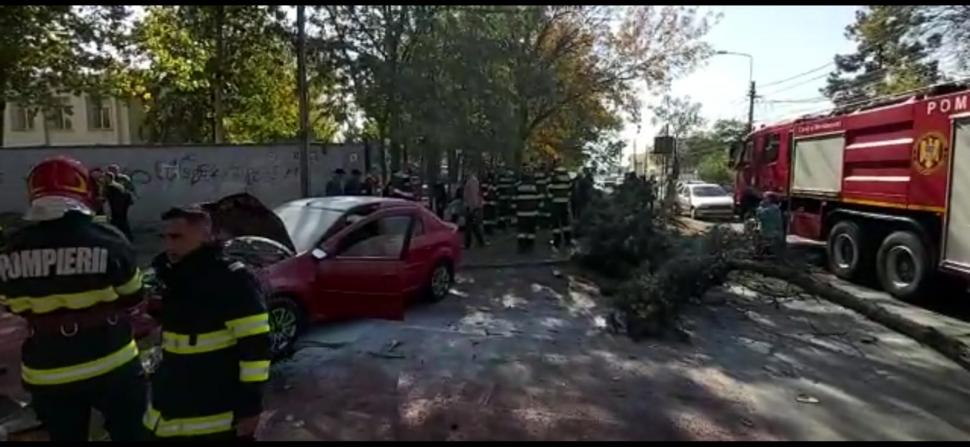 Un şofer de Uber şi două cliente, mama şi fiică, au ajuns la spital după un accident în Bucureşti 795139