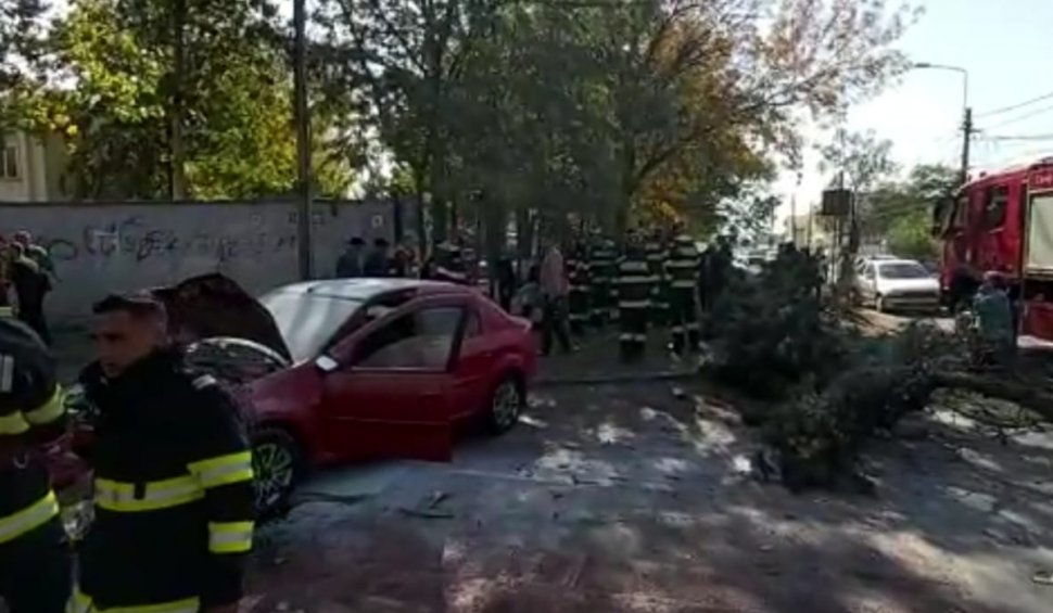 Un şofer de Uber şi două cliente, mama şi fiică, au ajuns la spital după un accident în Bucureşti
