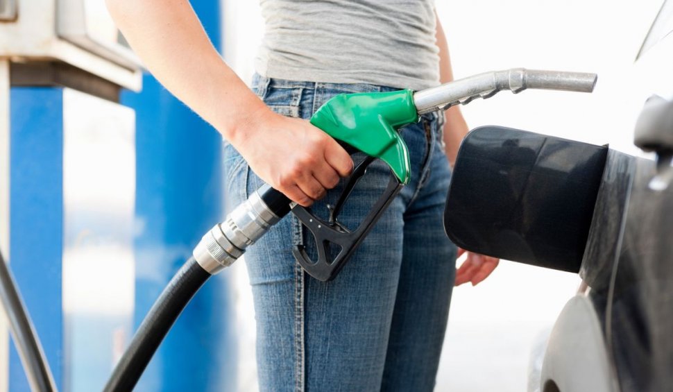 Zeci de şoferi au alimentat cu benzină gratis, după ce un bărbat a descoperit un truc la benzinărie