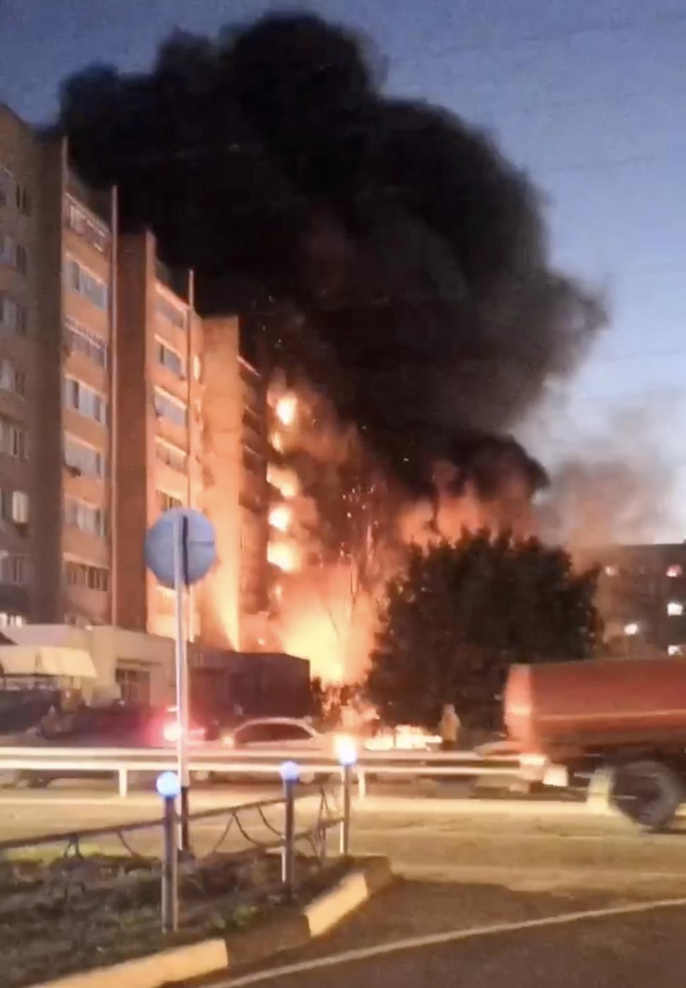 Avion militar prăbușit peste o clădire rezidențială, în Rusia 795354