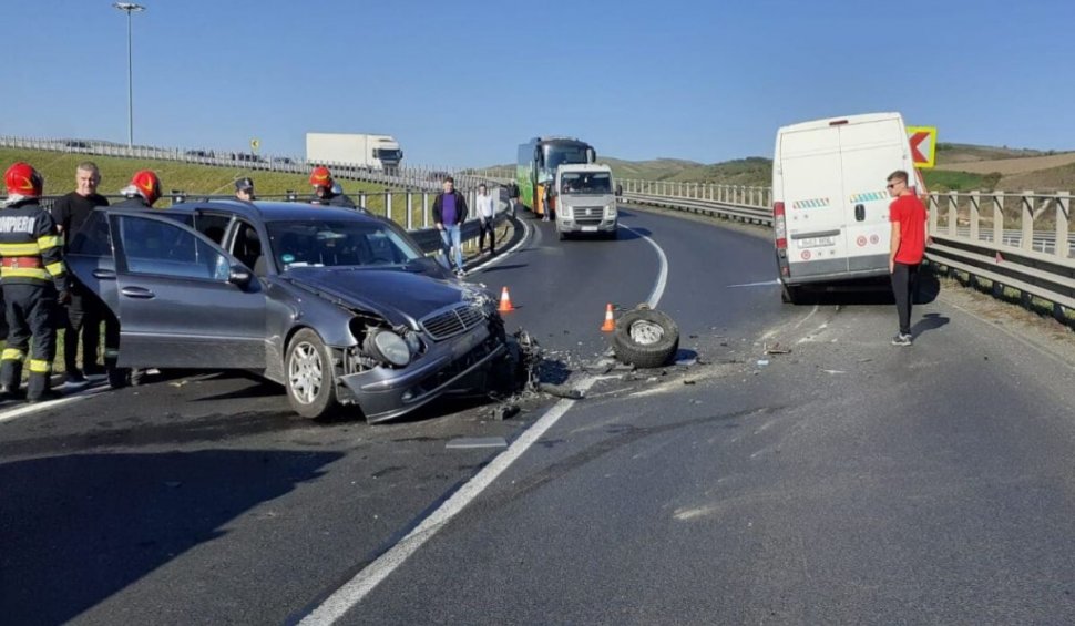 Un fost fotbalist român şi familia sa au scăpat cu viaţă după ce şoferul unei dube a intrat pe contrasens, pe Autostrada Transilvania, la Gilău