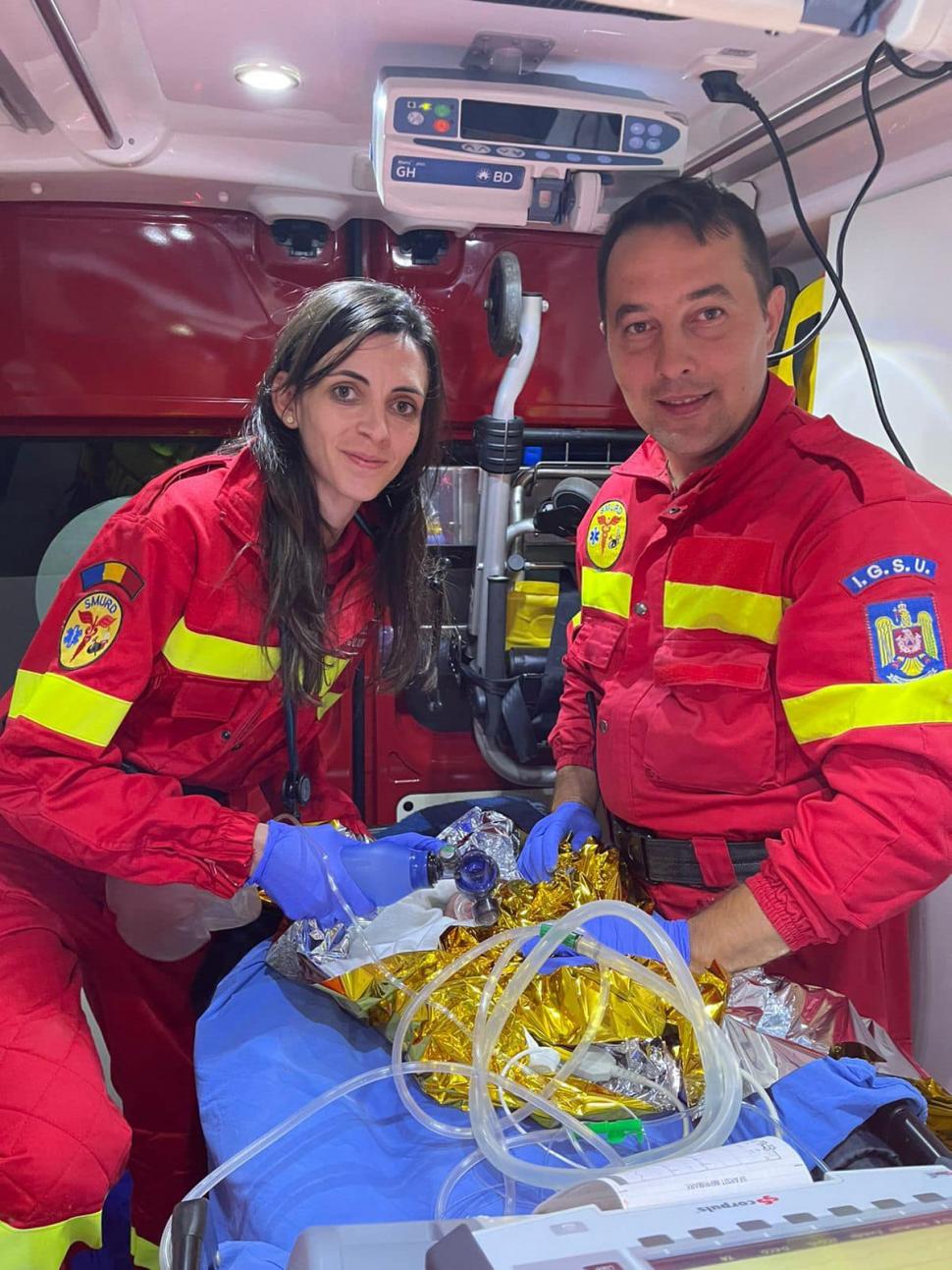 Gemeni născuți în ambulanță, salvaţi din ghearele morţii de medicii SMURD din Târgu Mureş 795202