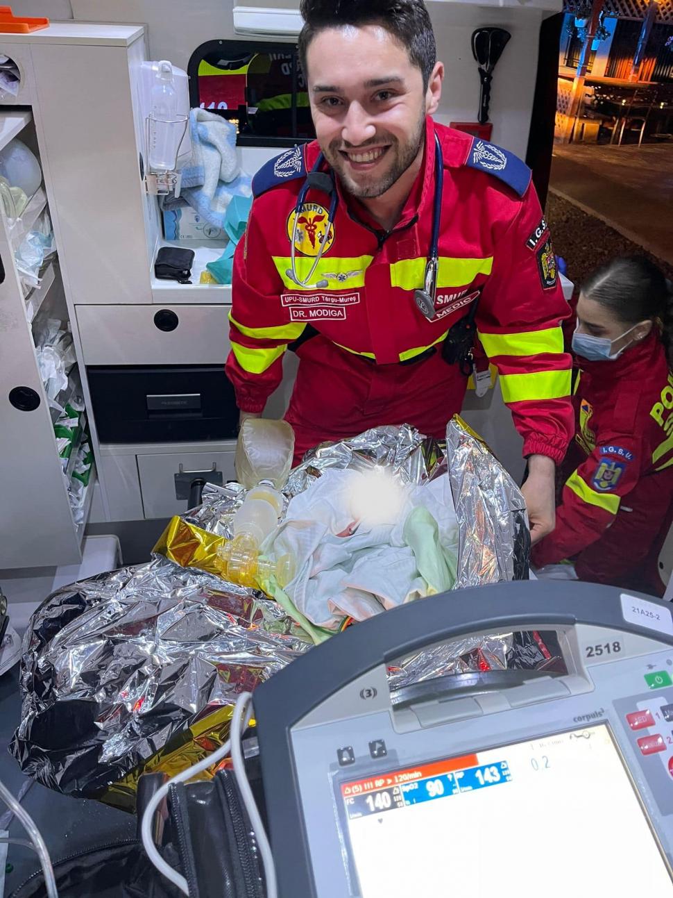 Gemeni născuți în ambulanță, salvaţi din ghearele morţii de medicii SMURD din Târgu Mureş 795205