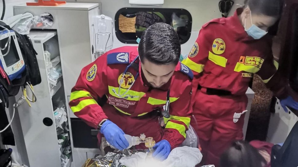 Gemeni născuți în ambulanță, salvaţi din ghearele morţii de medicii SMURD din Târgu Mureş