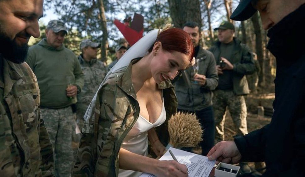 Cea mai cunoscută lunetistă din Ucraina s-a căsătorit în pădure, cu arma în mână