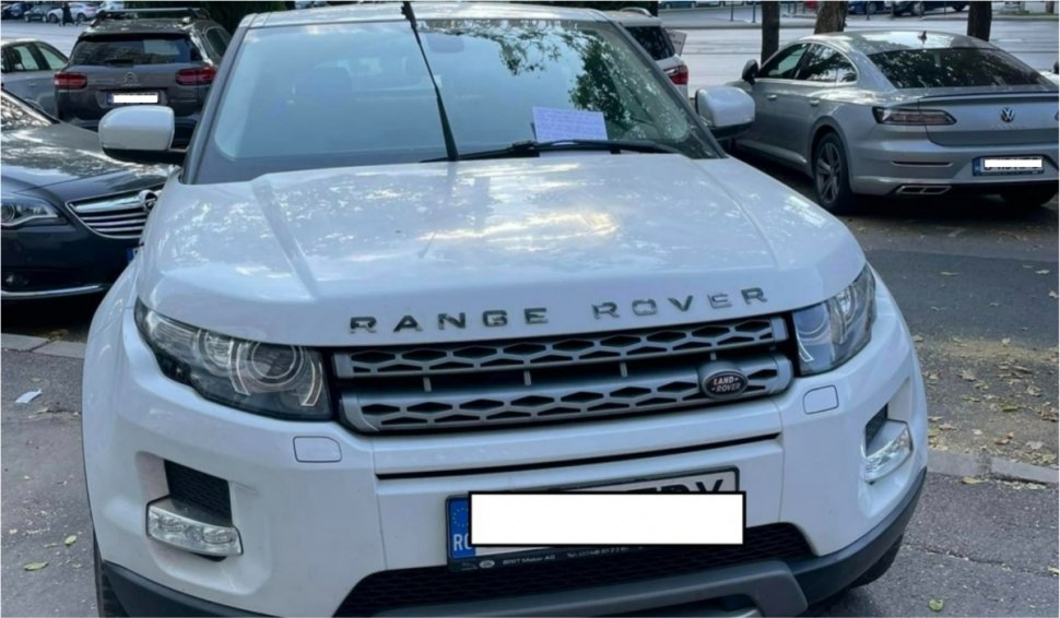 "Toți primitivii își fac singuri dreptate" | Mesajul găsit în parbriz de posesorul unui Range Rover care a parcat pe trotuar, în Bucureşti