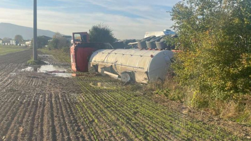 O cisternă încărcată cu vin s-a răsturnat pe un câmp din Suceava după impactul cu un tractor