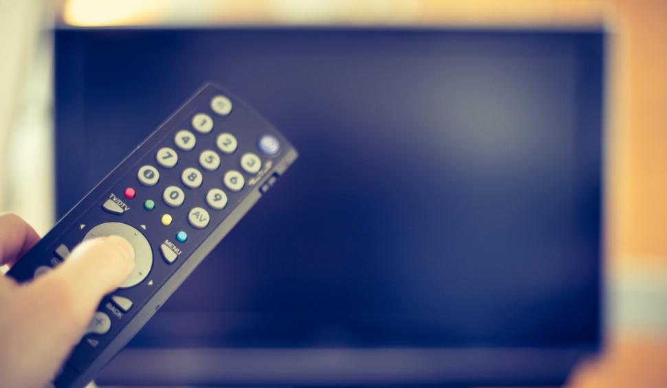 Cum setezi televizorul ca să nu-ţi umfle factura la energie electrică. Trei paşi simpli de urmat 795551