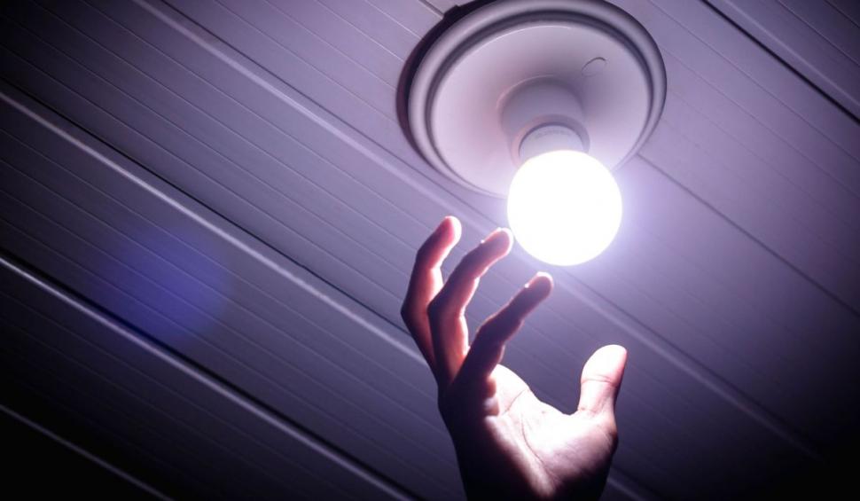 Cum setezi televizorul ca să nu-ţi umfle factura la energie electrică. Trei paşi simpli de urmat 795556