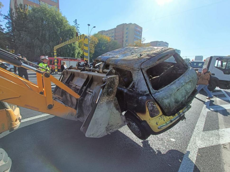Momentul în care maşina din Pasajul Unirii a luat foc a fost filmat de o cameră de supraveghere 795430