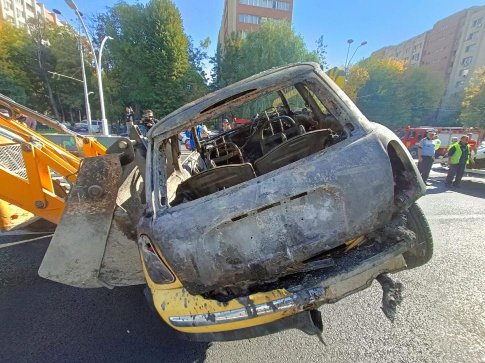 Momentul în care maşina din Pasajul Unirii a luat foc a fost filmat de o cameră de supraveghere 795431