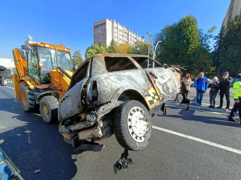 Momentul în care maşina din Pasajul Unirii a luat foc a fost filmat de o cameră de supraveghere 795432