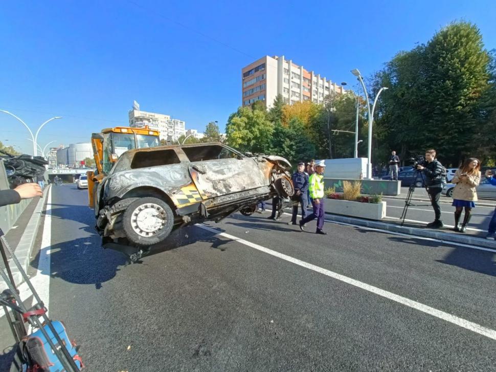 Momentul în care maşina din Pasajul Unirii a luat foc a fost filmat de o cameră de supraveghere 795433