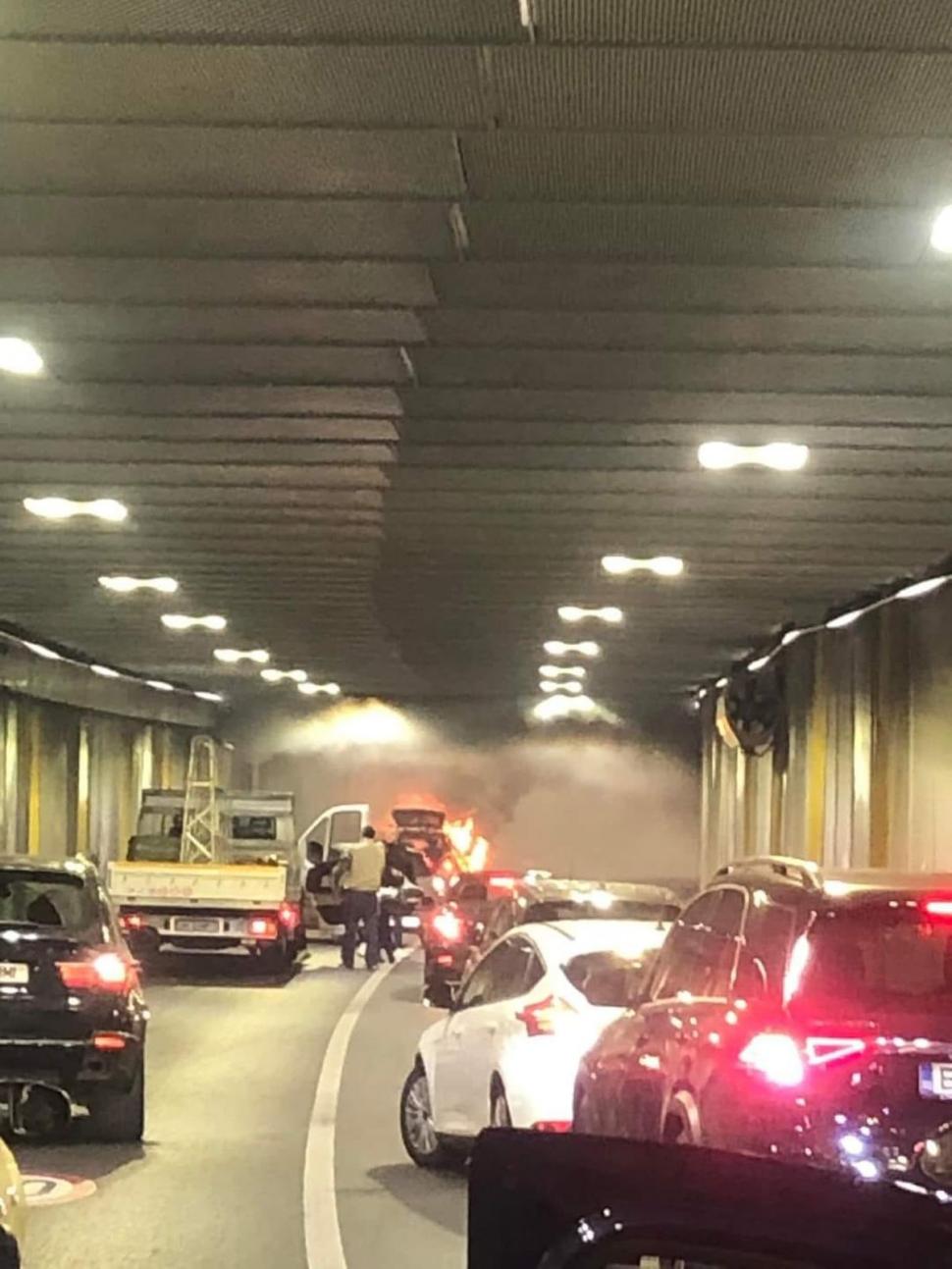 Incendiu în Pasajul Unirii! Traficul este complet blocat după ce o mașină a luat foc 795410