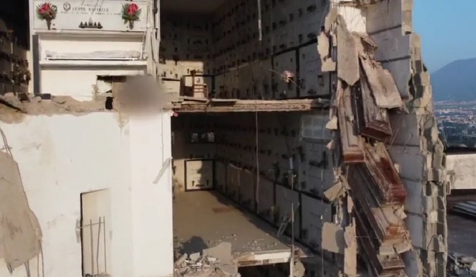 O clădire a unui cimitir s-a prăbușit, iar sicriele au rămas suspendate în gol, la Napoli