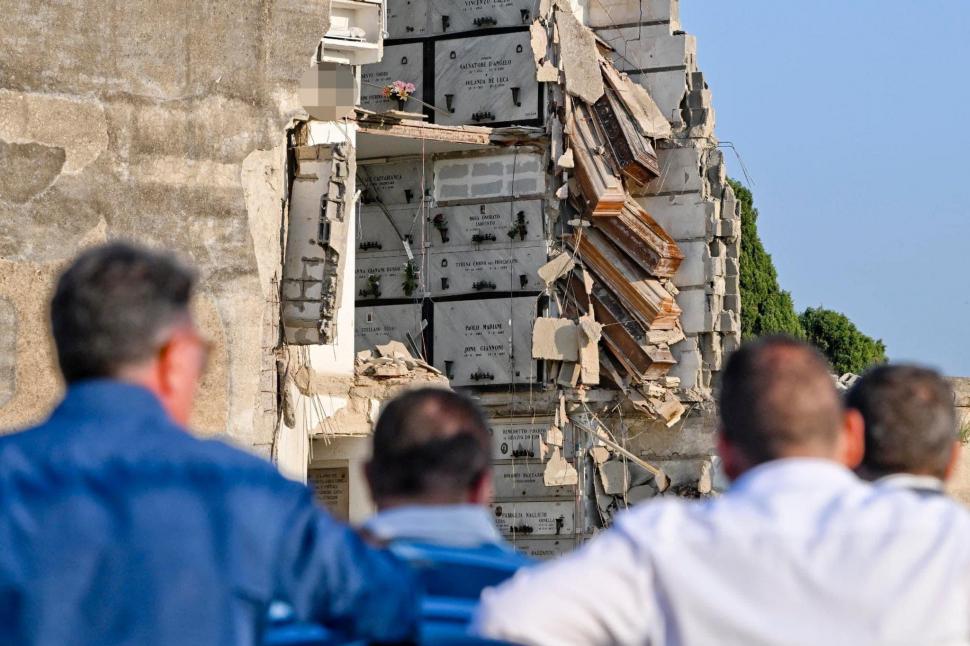 O clădire a unui cimitir s-a prăbușit, iar sicriele au rămas suspendate în gol, la Napoli 795446