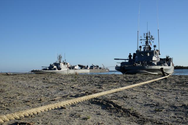 Exerciţii de amploare în Delta Dunării. Peste 300 de militari fac trageri cu muniţie reală la doar câteva zeci de kilometri de Insula Șerpilor 795636