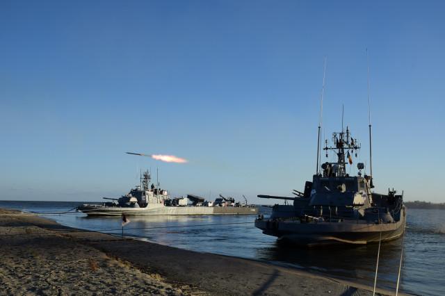 Exerciţii de amploare în Delta Dunării. Peste 300 de militari fac trageri cu muniţie reală la doar câteva zeci de kilometri de Insula Șerpilor 795637