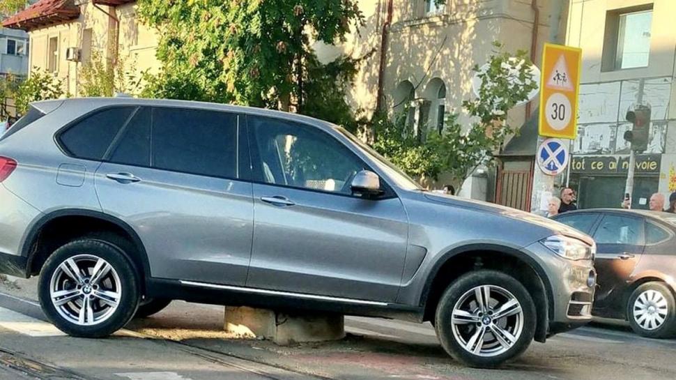 O femeie a blocat circulația tramvaielor pe Calea Vitan, după ce a rămas suspendată cu BMW-ul  în mijlocul șoselei