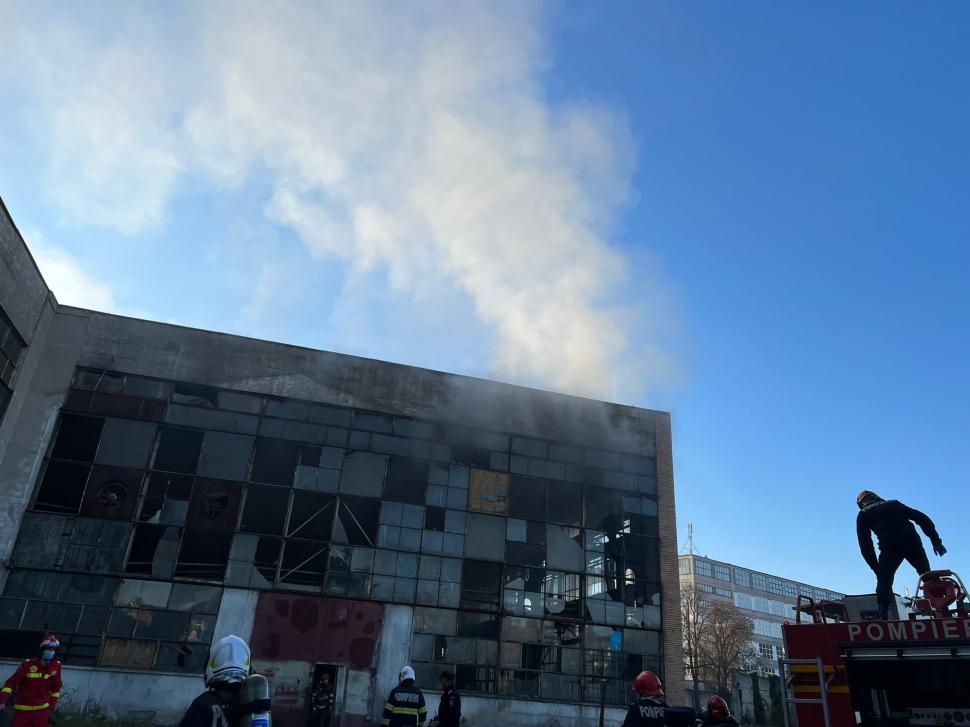 Nor de fum deasupra Sibiului, din cauza unui incendiu la fosta fabrică Independența 795599