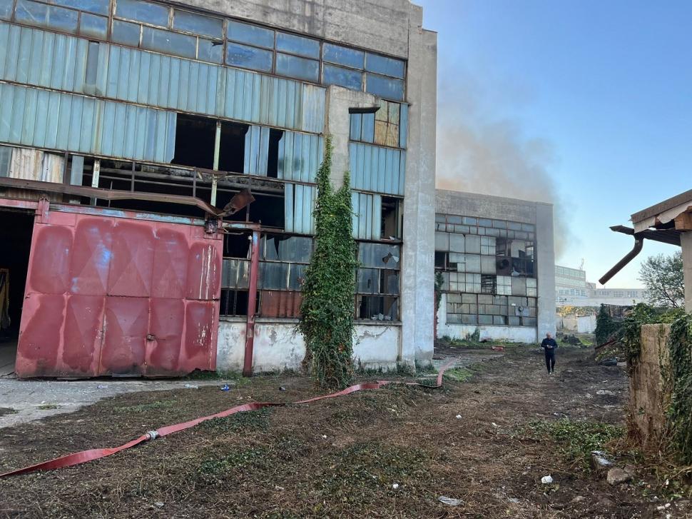 Nor de fum deasupra Sibiului, din cauza unui incendiu la fosta fabrică Independența 795601