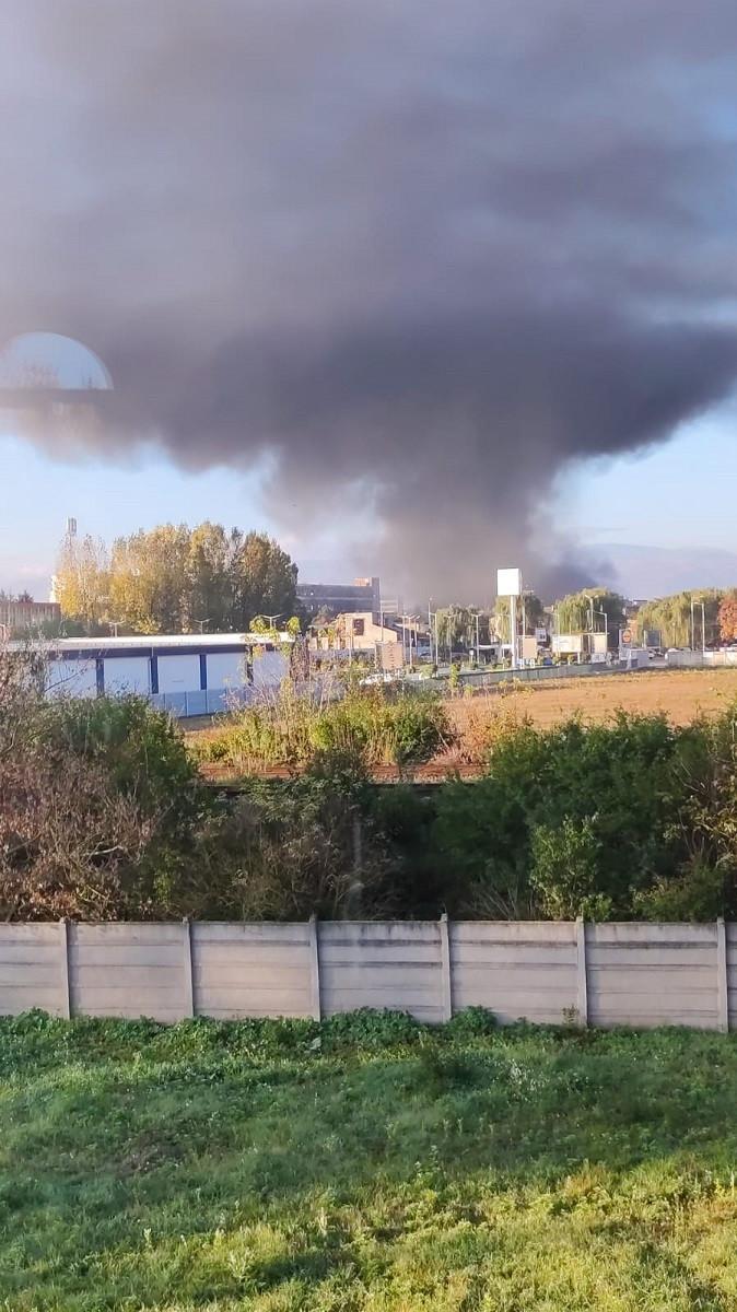 Nor de fum deasupra Sibiului, din cauza unui incendiu la fosta fabrică Independența 795602