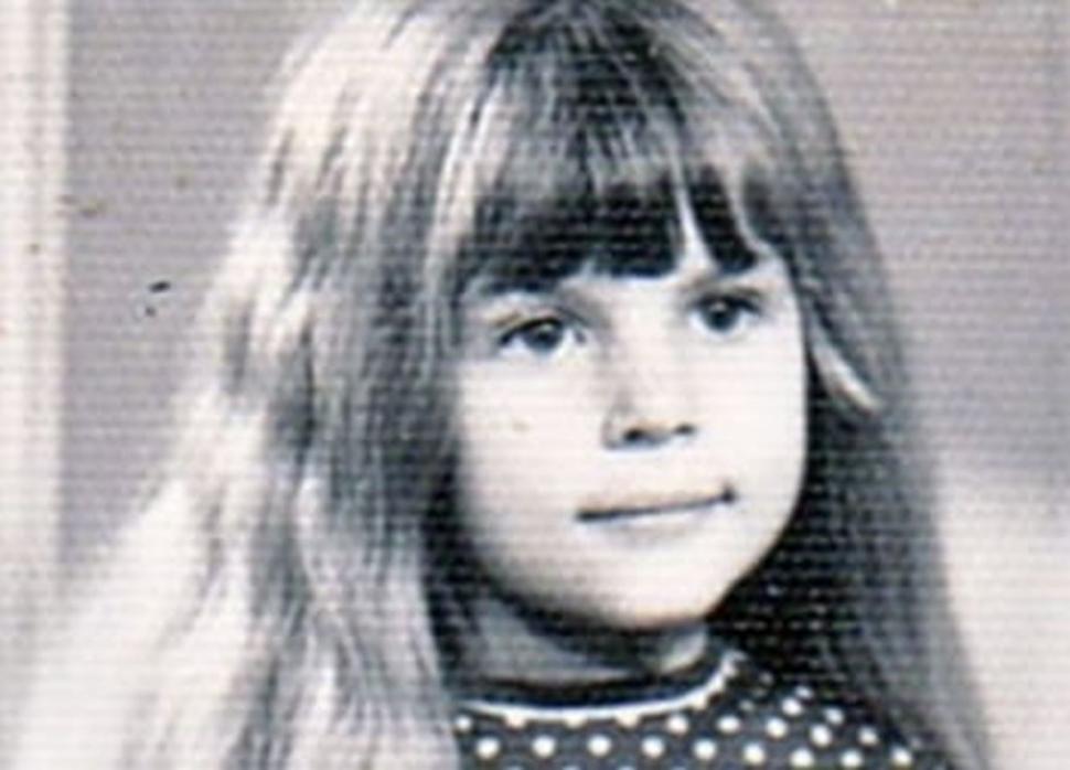 Recunoşti fetiţa? Azi a ajuns una dintre cele mai sexy şi controversate femei din România 794970