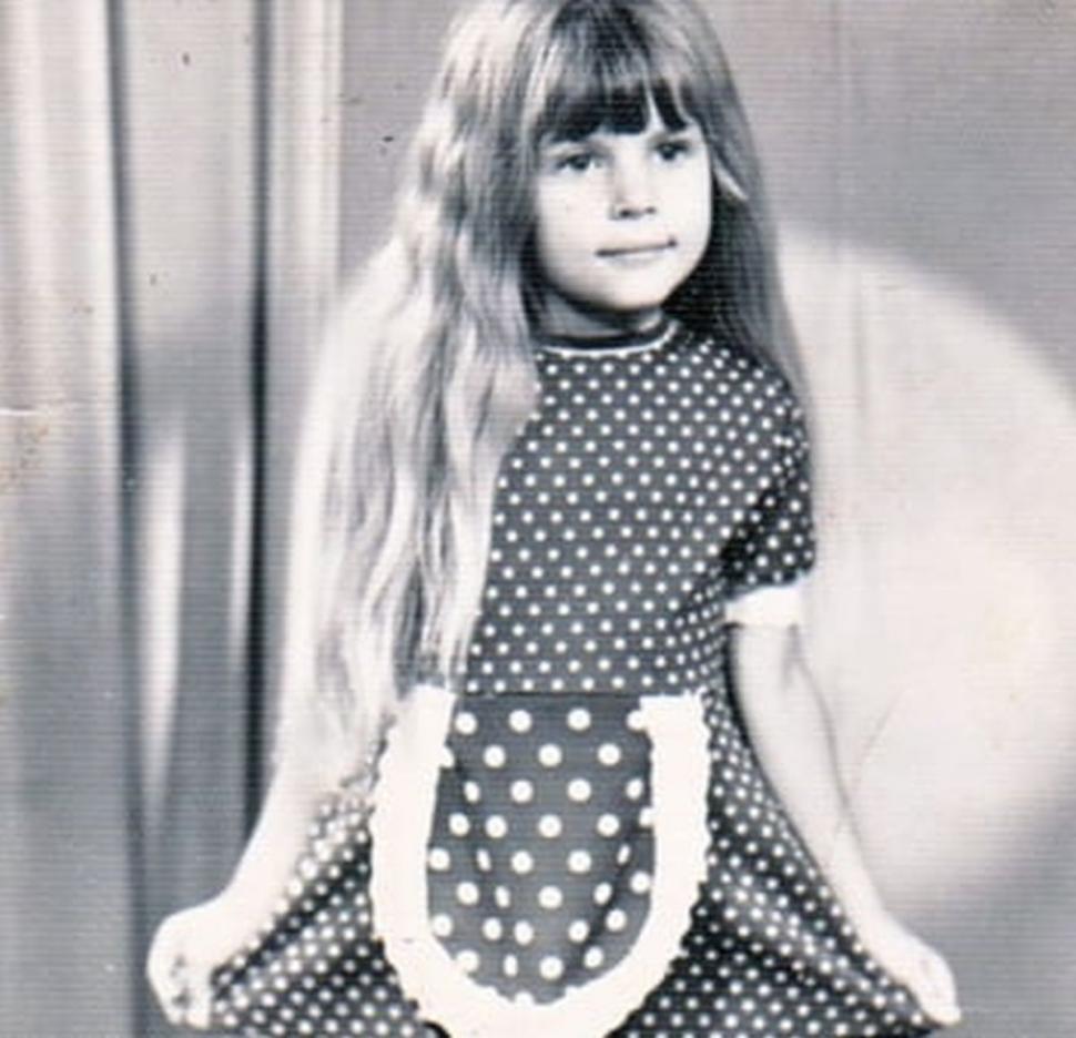 Recunoşti fetiţa? Azi a ajuns una dintre cele mai sexy şi controversate femei din România 794971