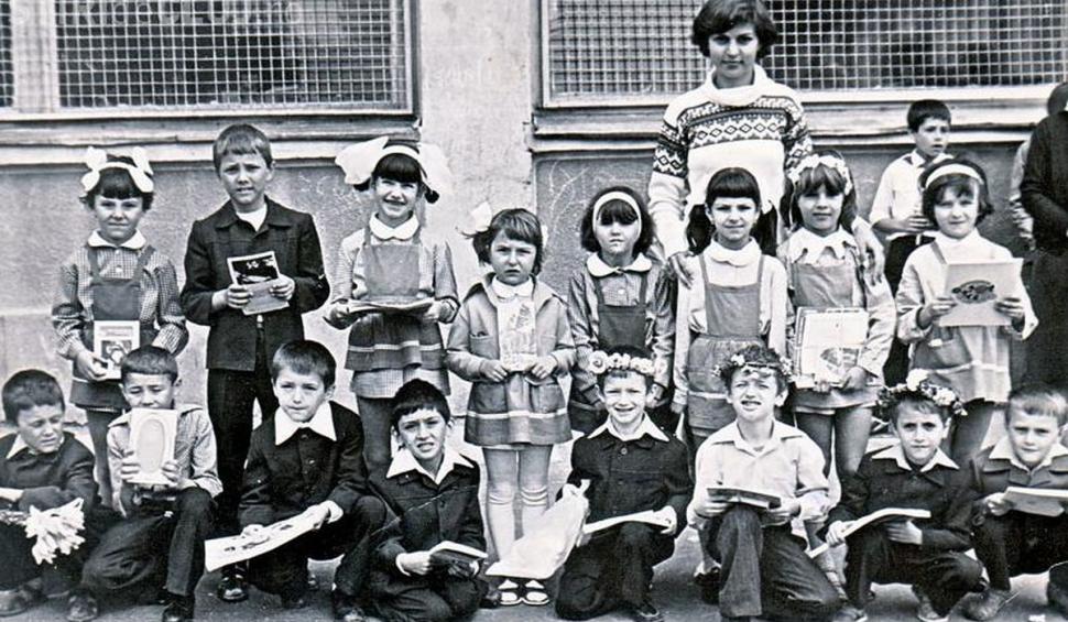 Recunoşti fetiţa? Azi a ajuns una dintre cele mai sexy şi controversate femei din România 794973