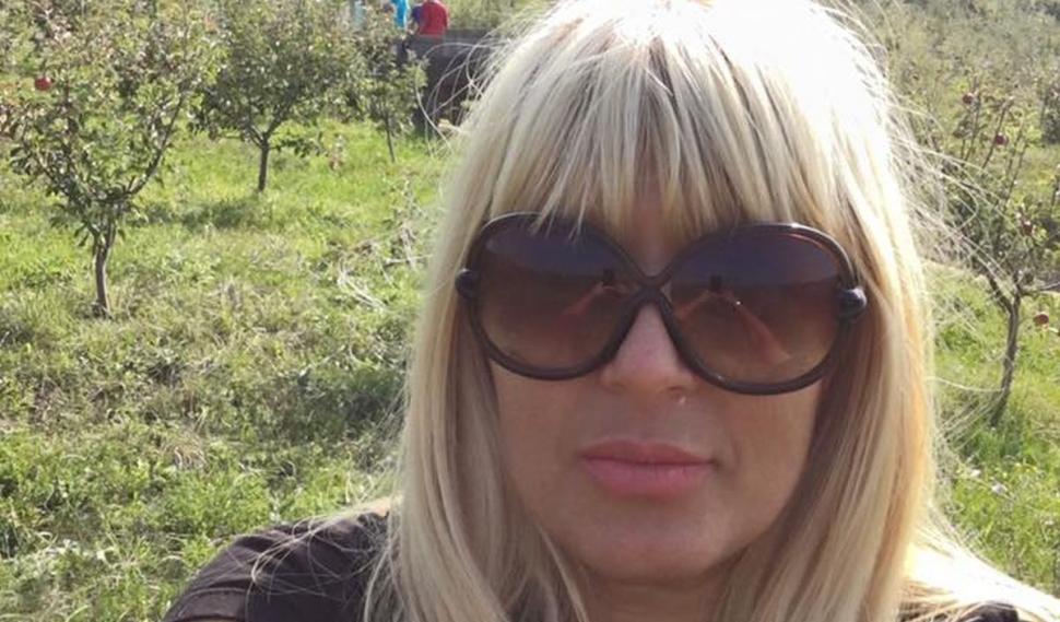 Recunoşti fetiţa? Azi a ajuns una dintre cele mai sexy şi controversate femei din România 794979