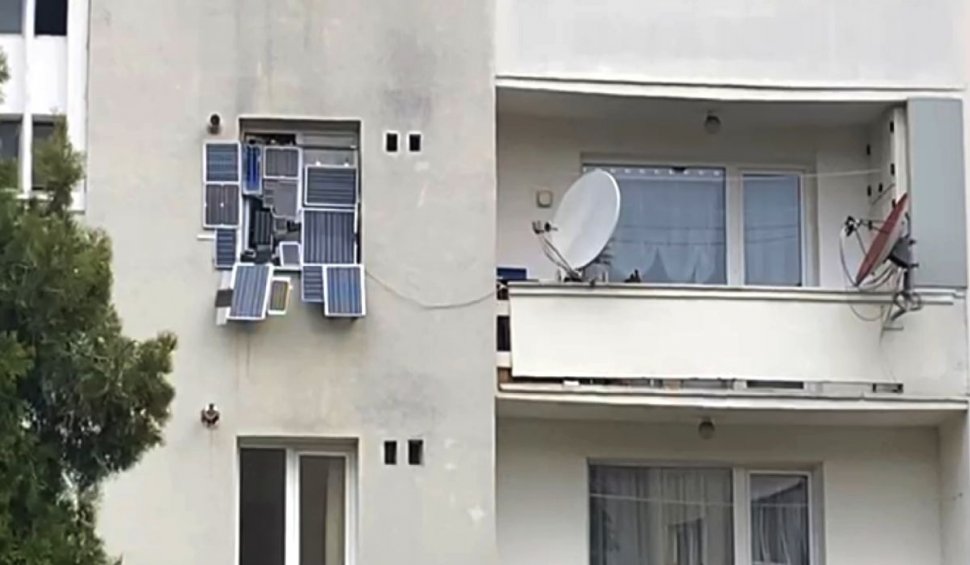 Un român și-a montat panouri solare la geamul apartamentului pentru a reduce costurile la curent