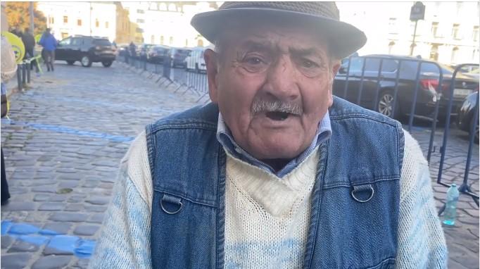 Apel cu lacrimi în ochi al unui pensionar în scaun cu rotile: "Măriţi pensia sau daţi-mi piciorul înapoi ca să mă pot descurca" 795860