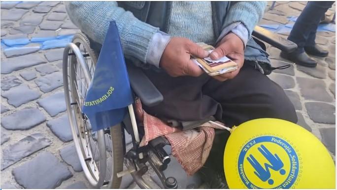 Apel cu lacrimi în ochi al unui pensionar în scaun cu rotile: "Măriţi pensia sau daţi-mi piciorul înapoi ca să mă pot descurca" 795862