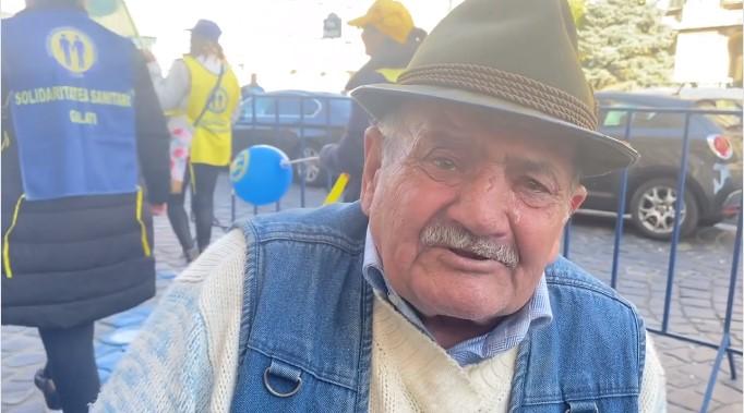 Apel cu lacrimi în ochi al unui pensionar în scaun cu rotile: "Măriţi pensia sau daţi-mi piciorul înapoi ca să mă pot descurca" 795863