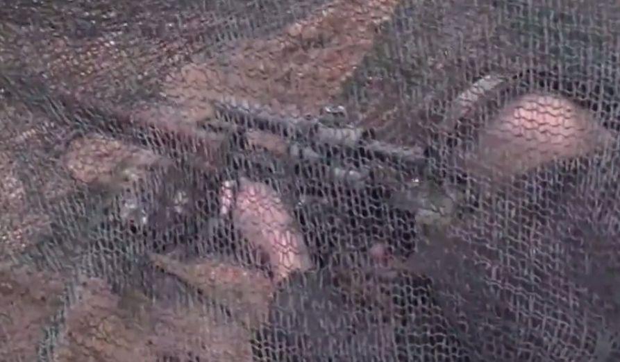 Vladimir Putin a părăsit Kremlinul și a tras cu pușca cu lunetă, cu o plasă de camuflaj în cap 795885