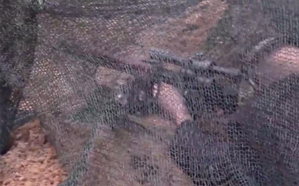 Vladimir Putin a părăsit Kremlinul și a tras cu pușca cu lunetă, cu o plasă de camuflaj în cap 795886