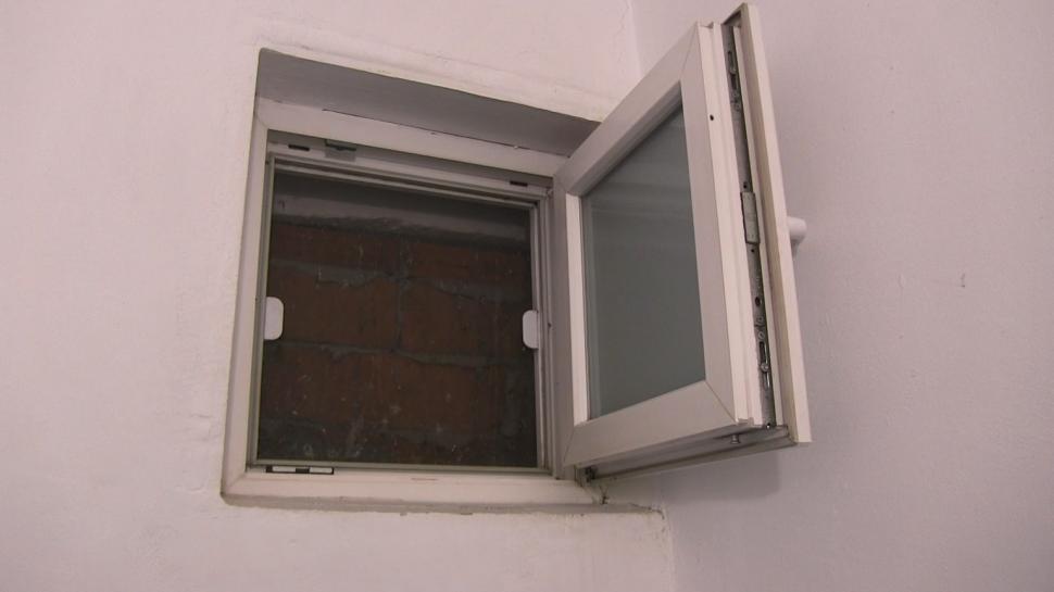 Geamurile toaletelor, zidite într-o școală din Arad. 180 de elevi şi 20 de profesori lăsaţi fără aerisirea necesară 795786